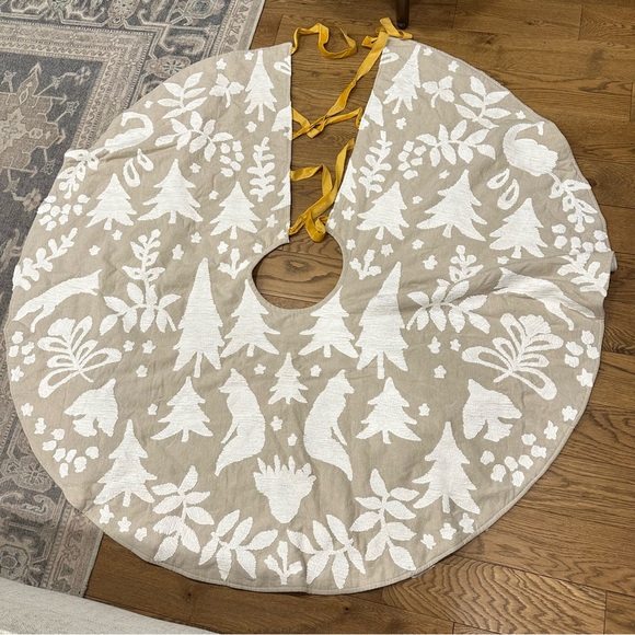 Noelle Tree Skirt - Thumbnail 3